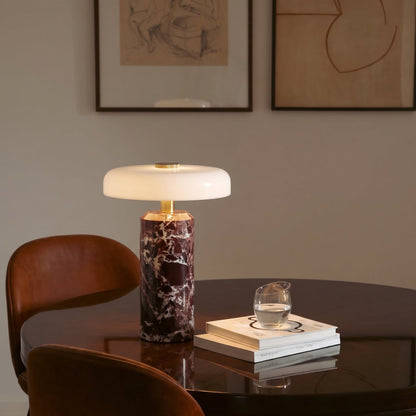 Bezdrátová stolní lampa z mramoru a skla