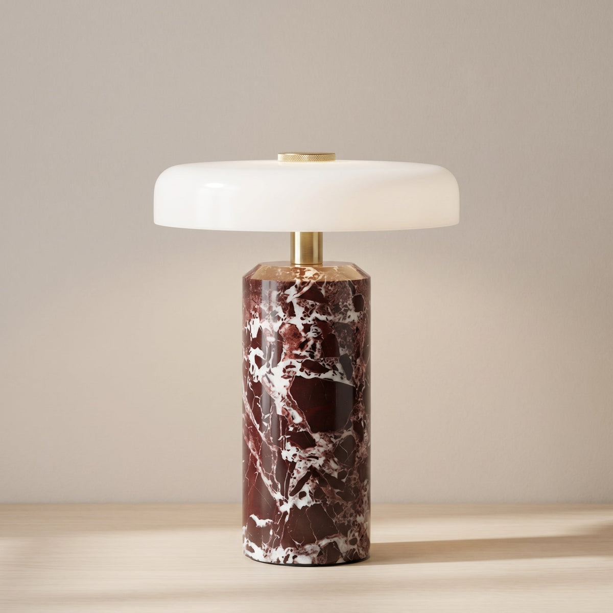 Bezdrátová stolní lampa z mramoru a skla