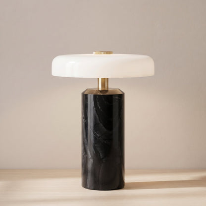 Bezdrátová stolní lampa z mramoru a skla