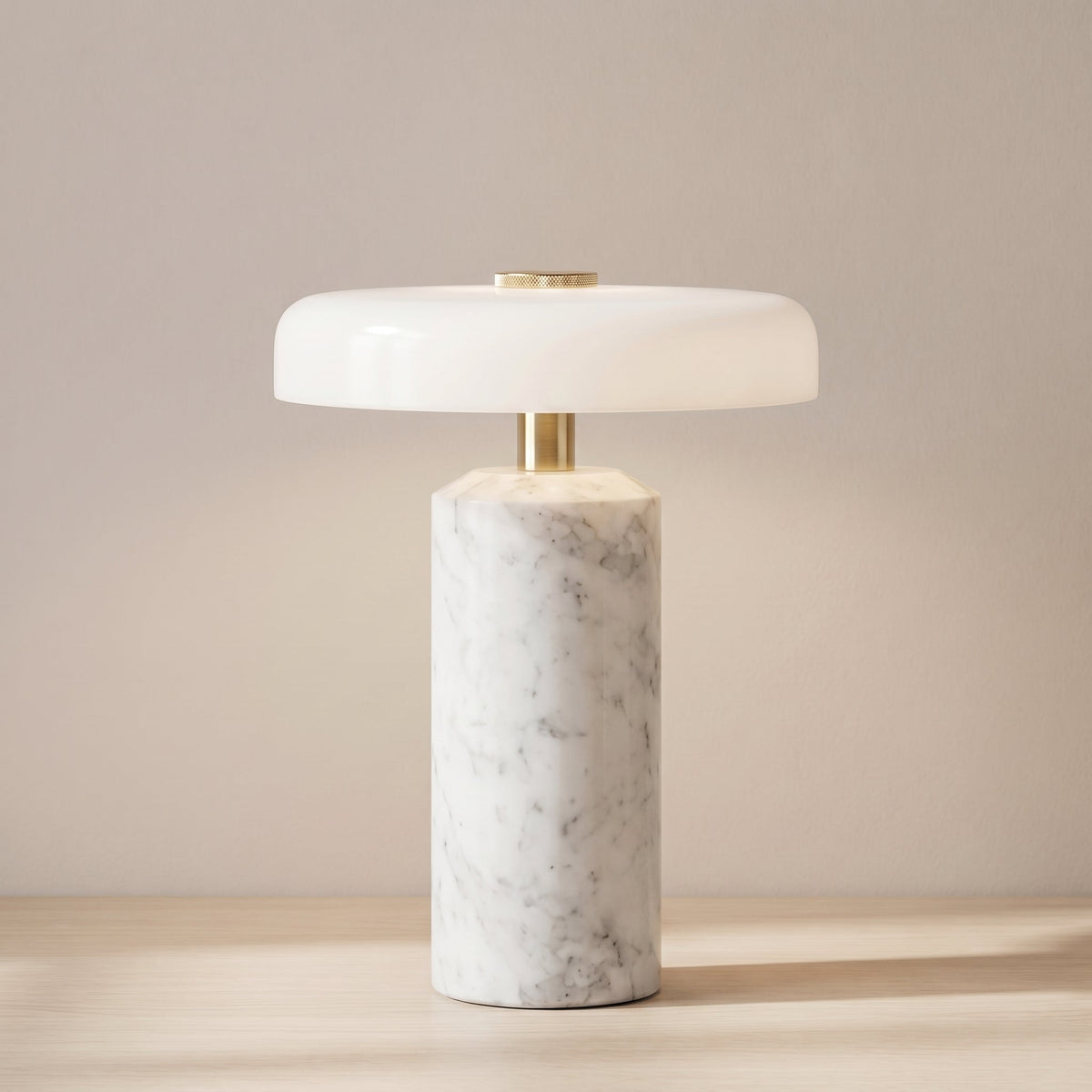 Bezdrátová stolní lampa z mramoru a skla