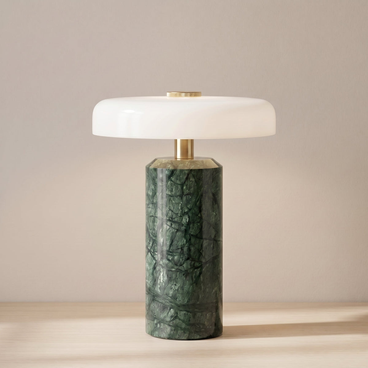 Bezdrátová stolní lampa z mramoru a skla