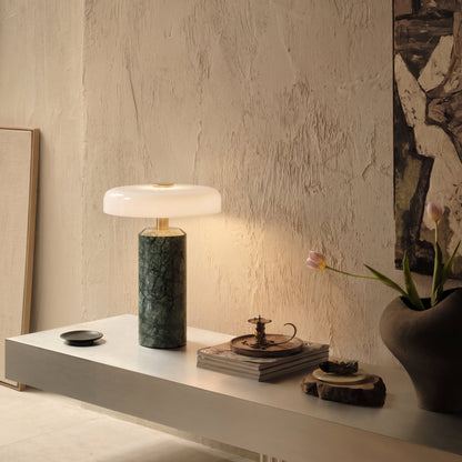 Bezdrátová stolní lampa z mramoru a skla