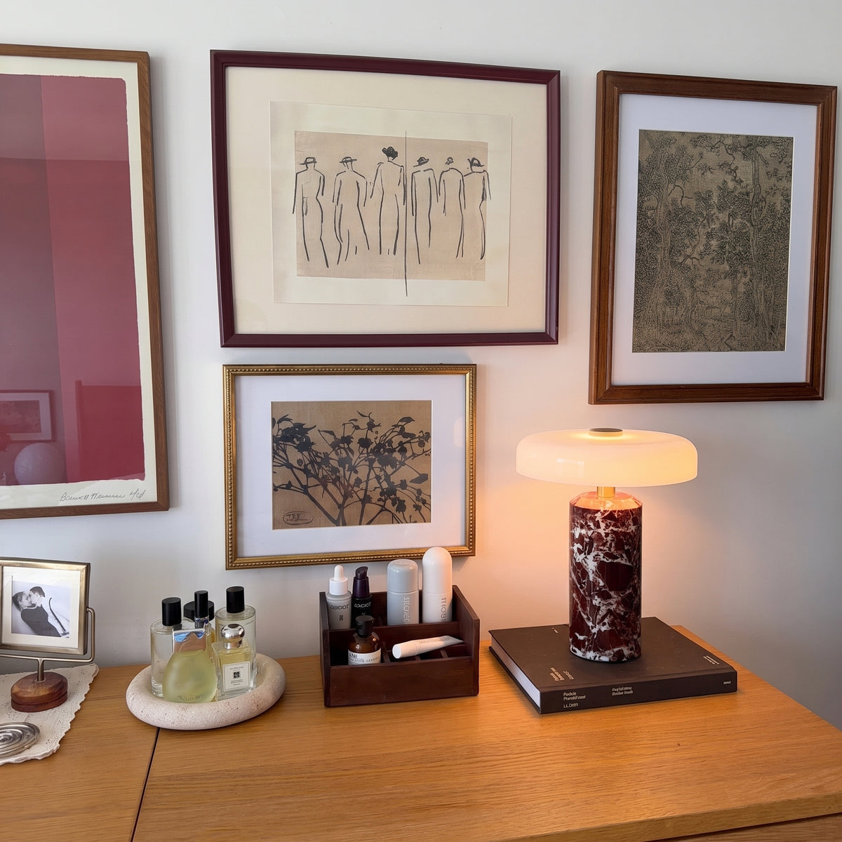 Bezdrátová stolní lampa z mramoru a skla