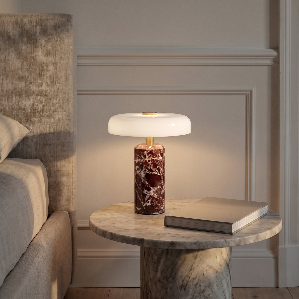 Bezdrátová stolní lampa z mramoru a skla